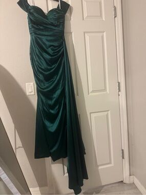 Elegant Emerald Off-Shoulder Evening Gown